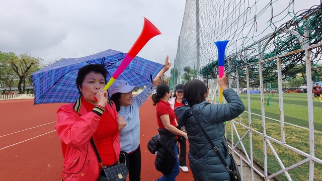 Bất chấp trời mưa, cổ động viên hết mình cổ vũ cho các đội bóng - Ảnh 1.