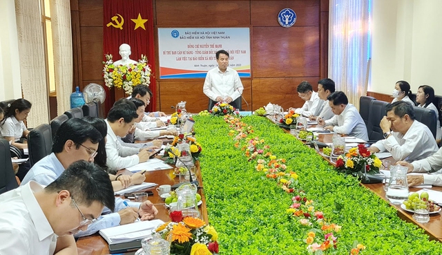 Ông Nguyễn Thế Mạnh (người đứng ở giữa), Tổng Giám BHXH Việt Nam, biểu dương những nỗ lực, kết quả đạt được của BHXH tỉnh Ninh Thuận trong triển khai thực hiện nhiệm vụ năm 2022
