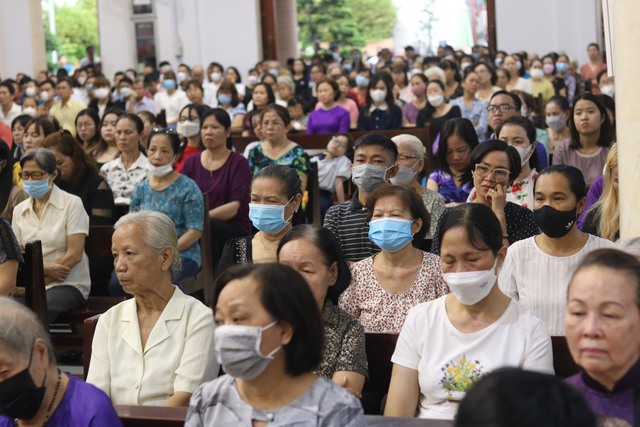 Người Công giáo ở TP.HCM tham dự Lễ Tro tại nhà thờ Tân Việt - Ảnh 2.