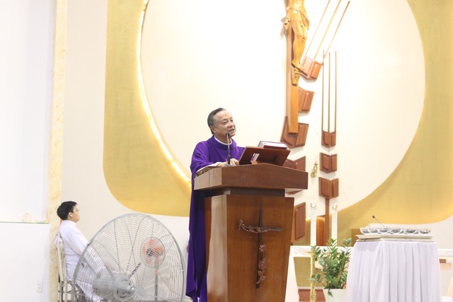 Người Công giáo ở TP.HCM tham dự Lễ Tro tại nhà thờ Tân Việt - Ảnh 1.