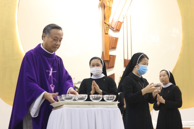 Người Công giáo ở TP.HCM tham dự Lễ Tro tại nhà thờ Tân Việt - Ảnh 6.