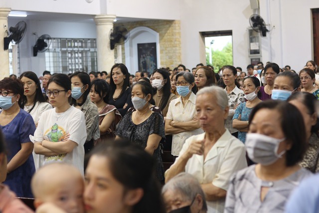 Người Công giáo ở TP.HCM tham dự Lễ Tro tại nhà thờ Tân Việt - Ảnh 3.
