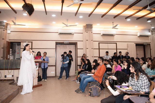 Hoa hậu Bảo Ngọc diễn thuyết trước hàng trăm sinh viên tại đại học ở Ấn Độ - Ảnh 4.