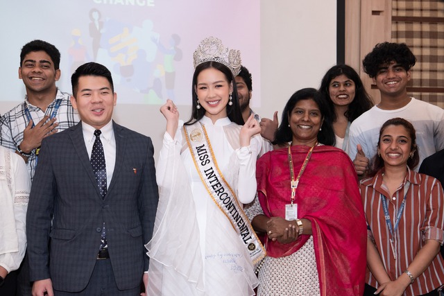 Hoa hậu Bảo Ngọc diễn thuyết trước hàng trăm sinh viên tại đại học ở Ấn Độ - Ảnh 1.