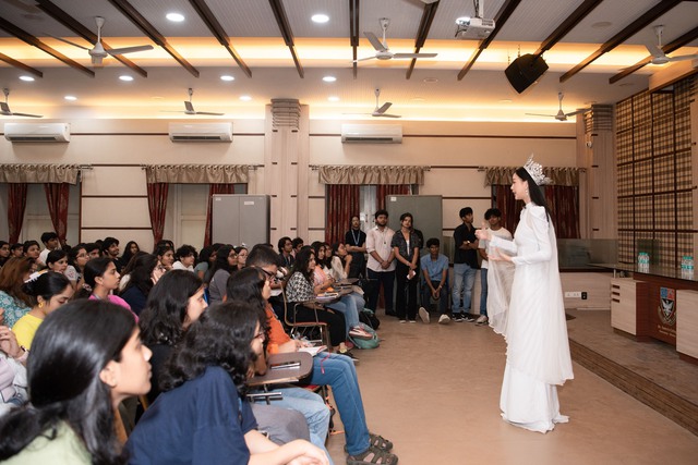 Hoa hậu Bảo Ngọc diễn thuyết trước hàng trăm sinh viên tại đại học ở Ấn Độ - Ảnh 11.