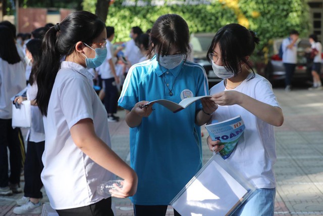 Hà Nội tuyển hơn 55,7% học sinh vào lớp 10 THPT công lập - Ảnh 1.