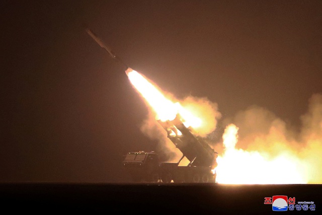 Triều Tiên phóng 4 tên lửa hành trình chiến lược - Ảnh 1.