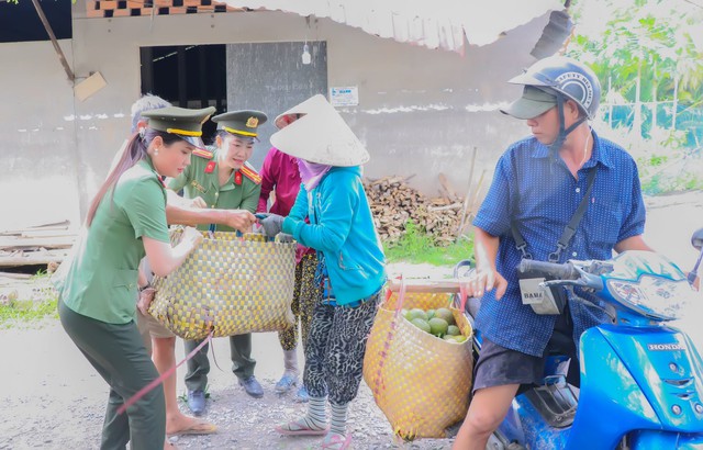 Phụ nữ Công an tỉnh Vĩnh Long kết nối ‘giải cứu’ hơn 120 tấn cam sành  - Ảnh 3.