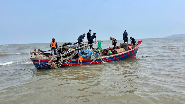 Quảng Ninh: Chìm tàu cá trên biển biên giới, 4 ngư dân được cứu sống - Ảnh 2.