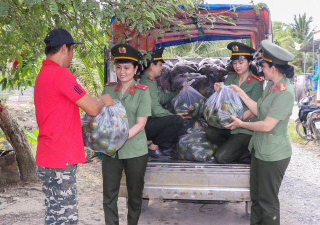 Phụ nữ Công an tỉnh Vĩnh Long kết nối ‘giải cứu’ hơn 120 tấn cam sành  - Ảnh 2.