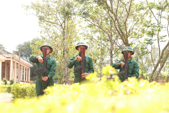Bên trong nơi huấn luyện những tân binh mới nhập ngũ ở huyện biên giới Đắk Nông  - Ảnh 3.