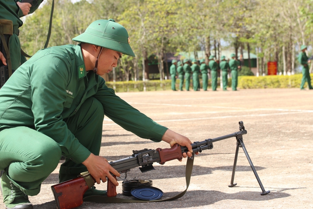 Bên trong nơi huấn luyện những tân binh mới nhập ngũ ở huyện biên giới Đắk Nông  - Ảnh 7.