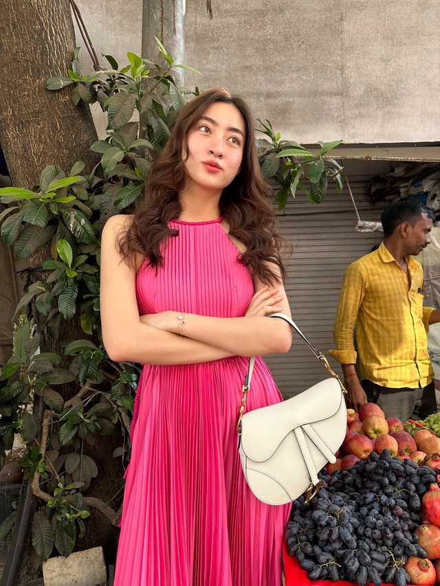 Mặc khác biệt văn hóa, Hoa hậu Lương Thùy Linh diện đồ sexy dạo phố Ấn Độ - Ảnh 7.
