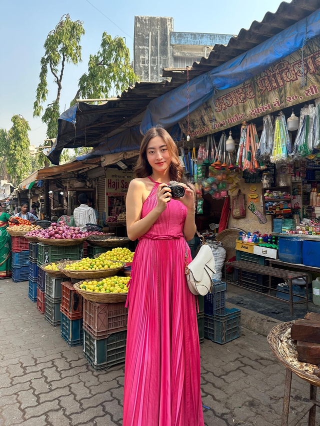 Mặc khác biệt văn hóa, Hoa hậu Lương Thùy Linh diện đồ sexy dạo phố Ấn Độ - Ảnh 3.