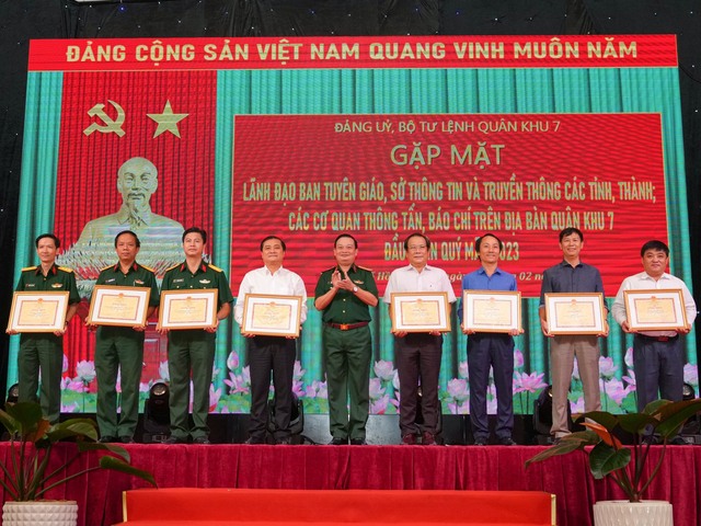Quân khu 7 tăng cường phối hợp ngành tuyên giáo, báo chí trong tình hình mới - Ảnh 6. Quân khu 7 tăng cường phối hợp ngành tuyên giáo, báo chí trong tình hình mới - Ảnh 6.