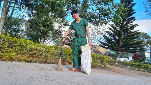 Bên trong nơi huấn luyện những tân binh mới nhập ngũ ở huyện biên giới Đắk Nông  - Ảnh 2.