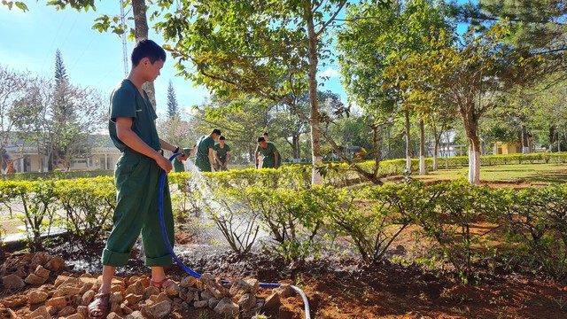 Bên trong nơi huấn luyện những tân binh mới nhập ngũ ở huyện biên giới Đắk Nông  - Ảnh 1.