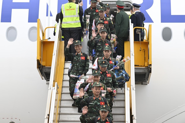 76 thành viên đoàn Quân đội nhân dân Việt Nam về nước an toàn - Ảnh 2.