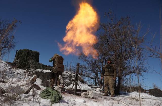 Binh sĩ Ukraine chiến đấu gần Bakhmut ngày 20.2