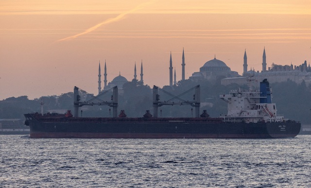 Tàu chở ngũ cốc Ukraine đi qua eo biển Bosphorus tại Thổ Nhĩ Kỳ ngày 2.11.2022