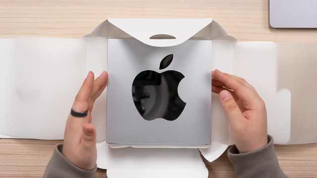 Nhân viên làm việc tại Apple từ 10 năm nhận món quà cực hiếm - Ảnh 1.