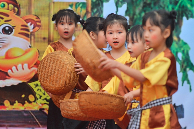 Các bé mầm non hóa tiểu thương, bán đồ quê cho chú bộ đội - Ảnh 7.