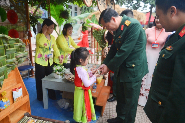 Các bé mầm non hóa tiểu thương, bán đồ quê cho chú bộ đội - Ảnh 12.