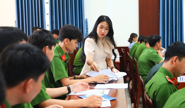 Khánh Hòa: 85 chiến sĩ công an nghĩa vụ xuất ngũ được giới thiệu việc làm - Ảnh 1. Khánh Hòa: 85 chiến sĩ công an nghĩa vụ xuất ngũ được giới thiệu việc làm - Ảnh 1.