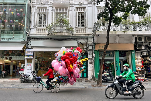 Dân phố cổ Hà Nội: Lòng đường bày bàn ghế tràn lan, nhạc 'như bom, như mìn' - Ảnh 1.