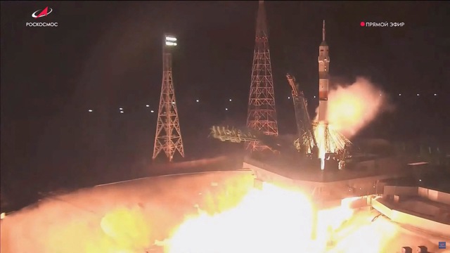 Nga phóng thành công tàu Soyuz giải cứu phi hành đoàn mắc kẹt trên ISS - Ảnh 1.