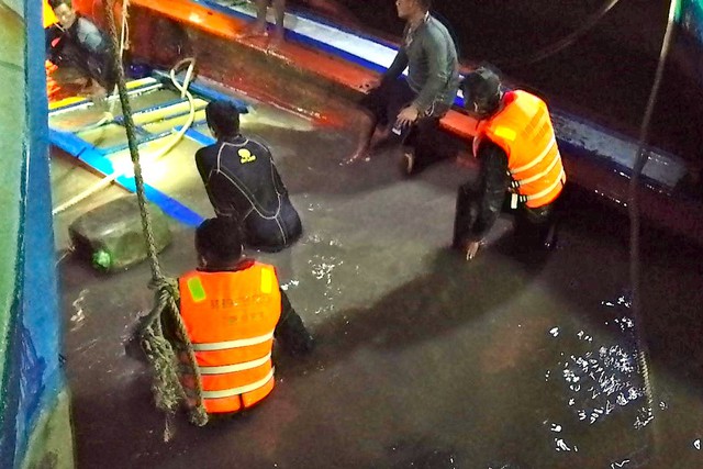 Cà Mau: chìm tàu cá trên biển một ngư dân mắc kẹt trong hầm máy tử vong - Ảnh 1.