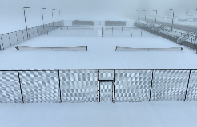 Sân tennis tại một trường học tại thành phố Angwin, bang California ngày 24.2