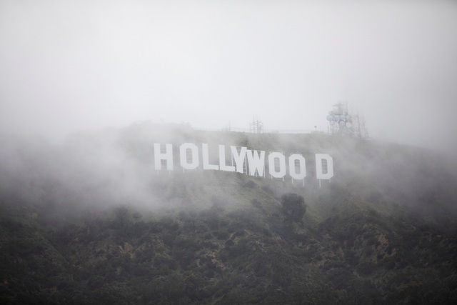 Sương mù che mở hàng chữ Hollywood nổi tiếng tại Los Angeles ngày 24.2. Reuters dẫn lời diễn viên người Anh Craig Robert Young sống tại khu vực được 20 năm cho biết chưa từng thấy cảnh tượng như vậy từ khi đến đây