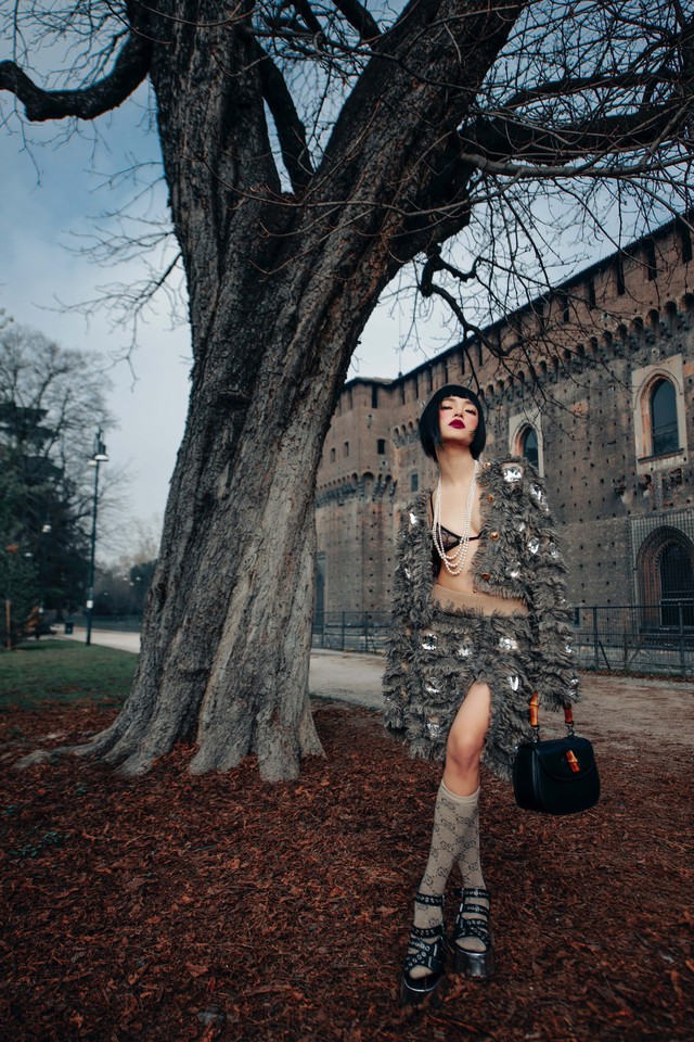 Châu Bùi mặc quyến rũ bất chấp trời lạnh dự show Gucci Thu Đông 2023 - Ảnh 1.