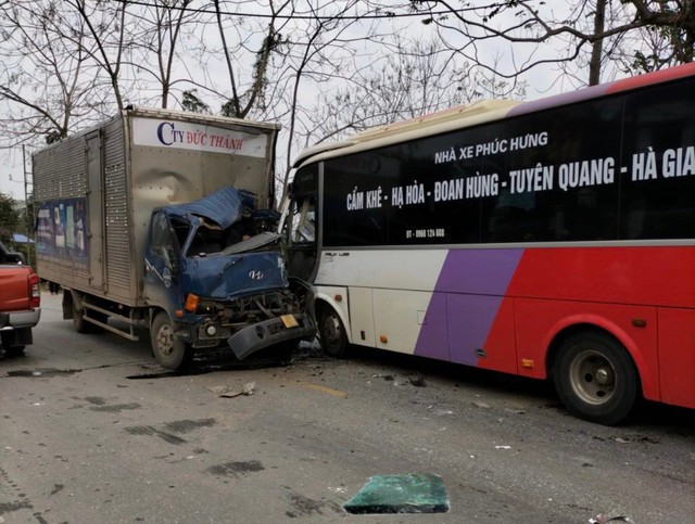 Tuyên Quang: Xe tải đấu đầu xe khách, 7 người thương vong - Ảnh 1.