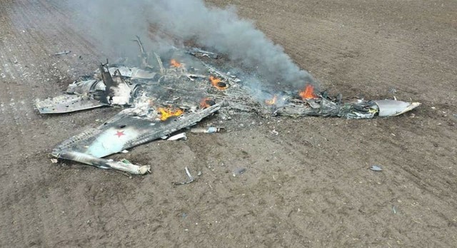 Hình ảnh được cho là xác máy bay Su-35 của Nga rơi gần Kharkiv hồi tháng 4.2022