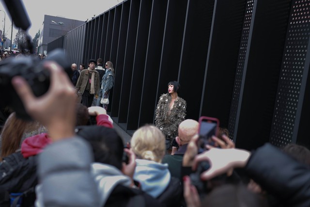 Châu Bùi mặc quyến rũ bất chấp trời lạnh dự show Gucci Thu Đông 2023 - Ảnh 6.