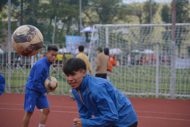 Cô gái Lào vượt 100 km đến cổ vũ người yêu đá bóng - Ảnh 4.