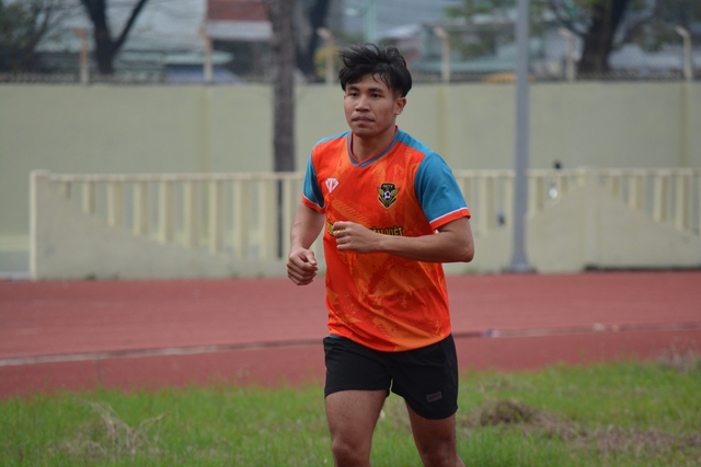 Cô gái Lào vượt 100 km đến cổ vũ người yêu đá bóng - Ảnh 3.