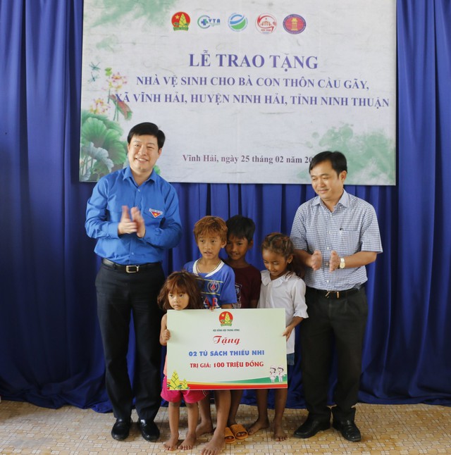Trao tặng nhà vệ sinh cho người dân vùng khó khăn ở Ninh Thuận - Ảnh 2.
