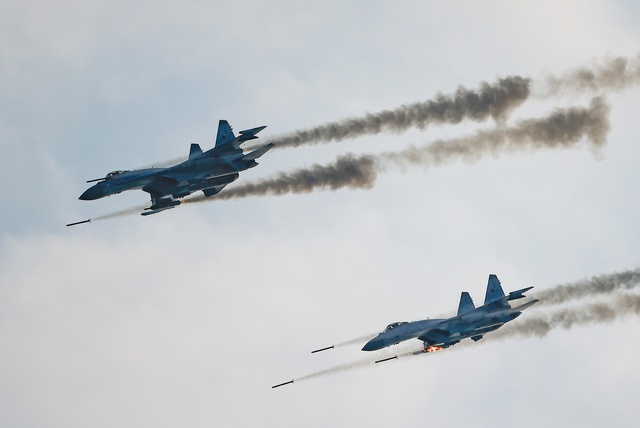 Hai chiến đấu cơ Su-35 phóng tên lửa trong hội thao quân sự năm 2021 tại Ryazan, Nga
