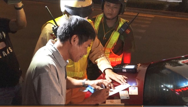 Cục CSGT và Công an Phan Thiết kiểm tra nồng độ cồn tài xế tại Bình Thuận - Ảnh 2.