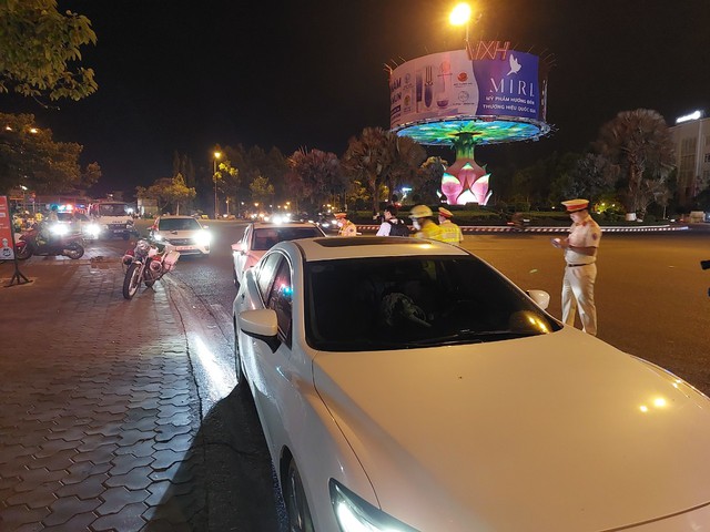 Cục CSGT và Công an Phan Thiết kiểm tra nồng độ cồn tài xế tại Bình Thuận - Ảnh 5.