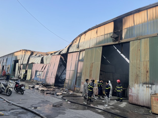 Nhà xưởng ở Hà Nội cháy dữ dội, hơn 40 cảnh sát nỗ lực dập lửa - Ảnh 1.