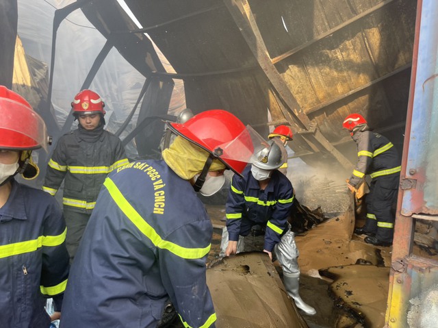 Nhà xưởng ở Hà Nội cháy dữ dội, hơn 40 cảnh sát nỗ lực dập lửa - Ảnh 2.