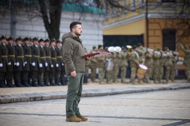 Tổng thống Ukraine cách chức chỉ huy quân đội cấp cao không rõ lý do - Ảnh 1.
