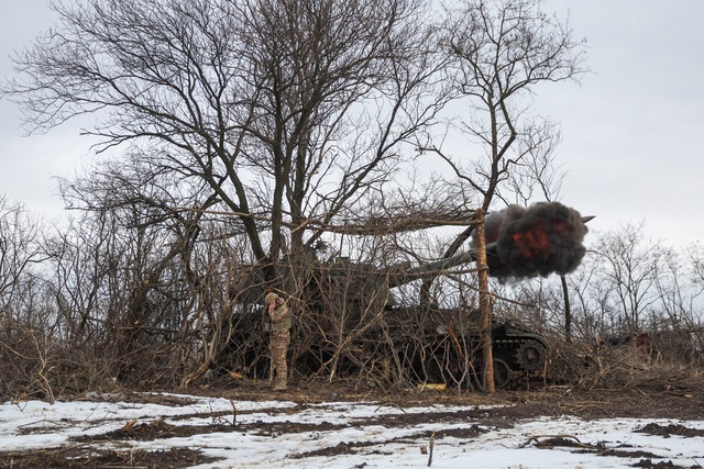 Pháo tự hành 2S3 Akatsiya của Ukraine khai hỏa gần Bakhmut ngày 25.2