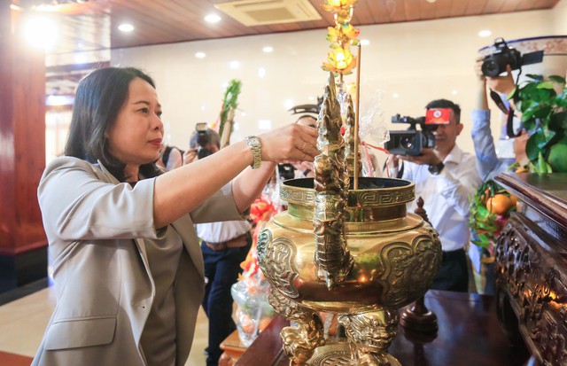 Quyền Chủ tịch nước Võ Thị Ánh Xuân viếng Chủ tịch Hồ Chí Minh tại Bình Thuận - Ảnh 1.