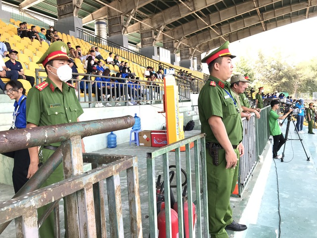 Hơn 70 cán bộ, chiến sĩ công an giữ trật tự tại sân vận động Cần Thơ - Ảnh 2.