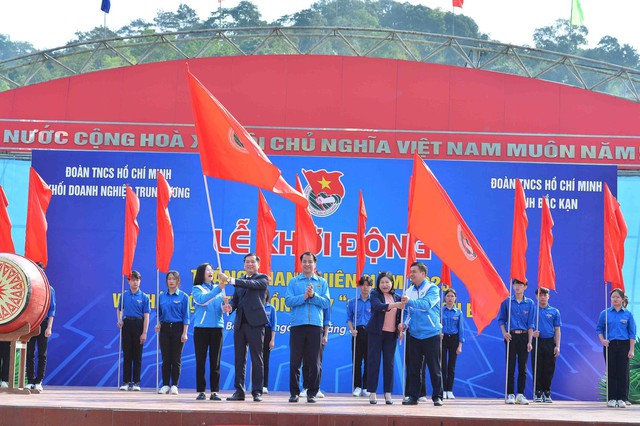 Tháng Thanh niên năm 2023: "Bạn trẻ bùng cháy tinh thần tình nguyện" - Ảnh 1.